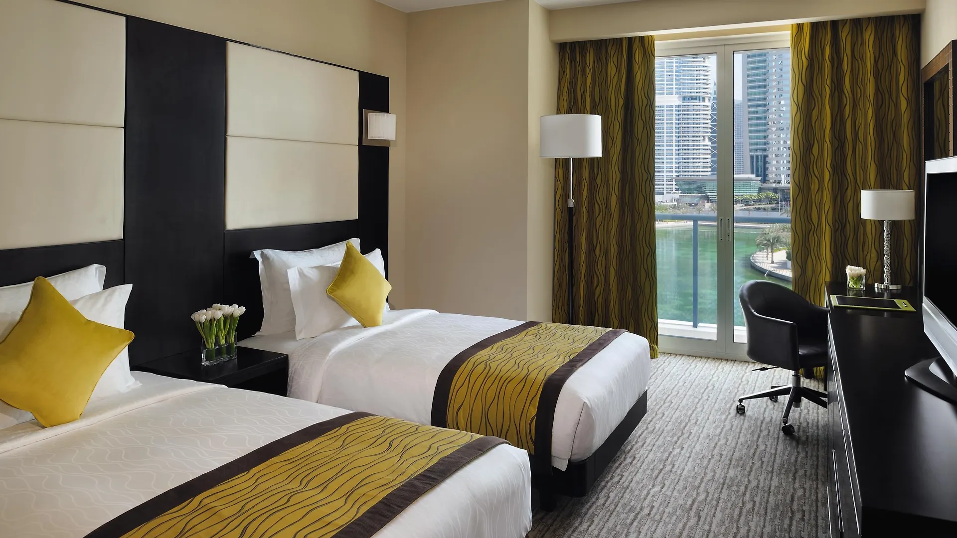 Moevenpick Hotel Jumeirah Lakes Towers Дубай